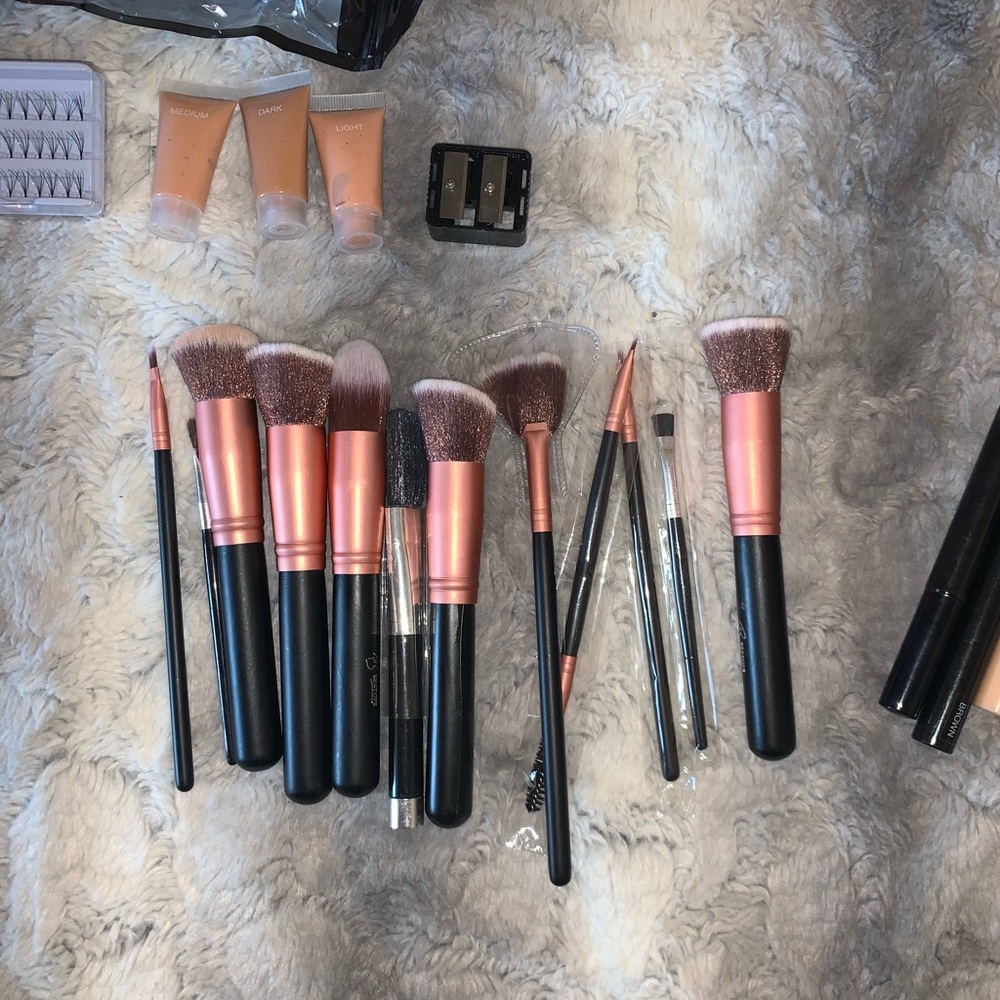 Makeup kit! - Picture 2 of 7
